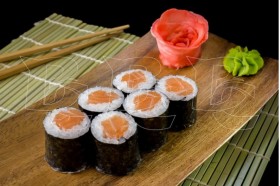 Маки с копченым лососем